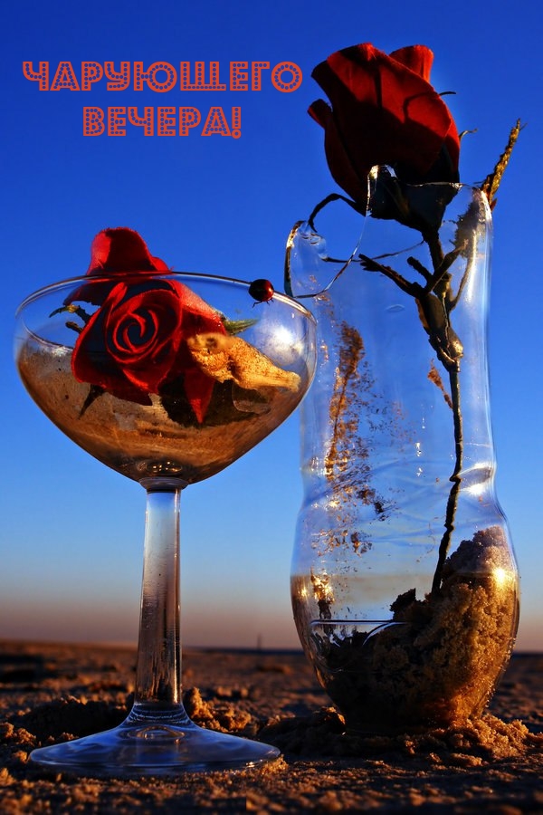 вечера необыкновенного. воздушный шар ночью в небе. душевное спокойствие и гармония. необыкновенный вечер. романтичный пейзаж.